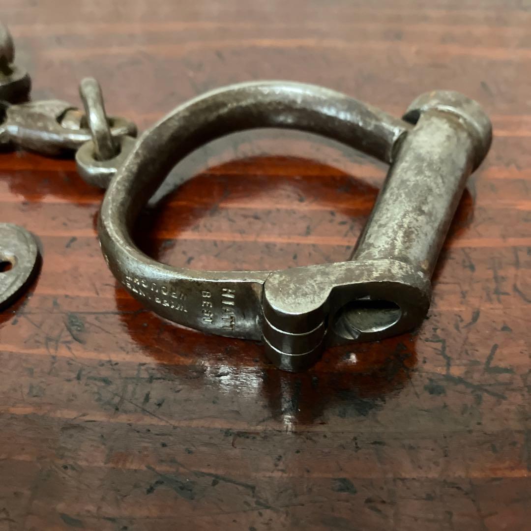 イギリス「ＨＩＡＴＴ」社のアンティーク鉄製ハンドカフ　鍵付き