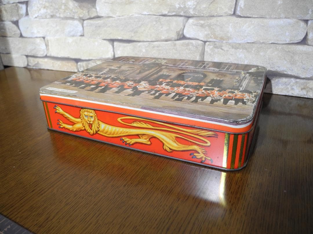 【ビンテージ品】エリザベス女王とフィリップ殿下／ガーズのショートブレッド空き缶