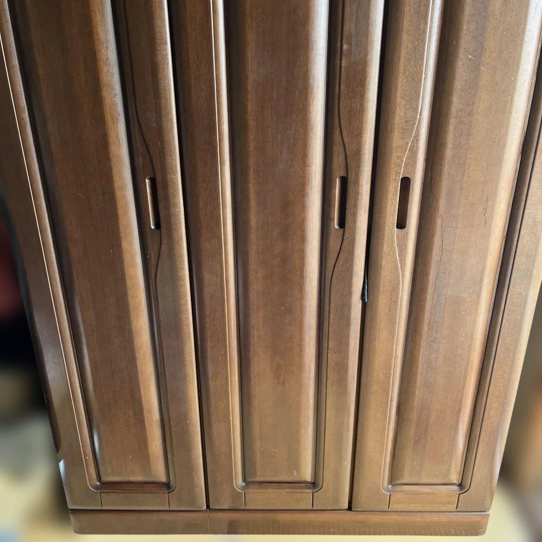 ダークブラウン木製スリットデザイン箪笥