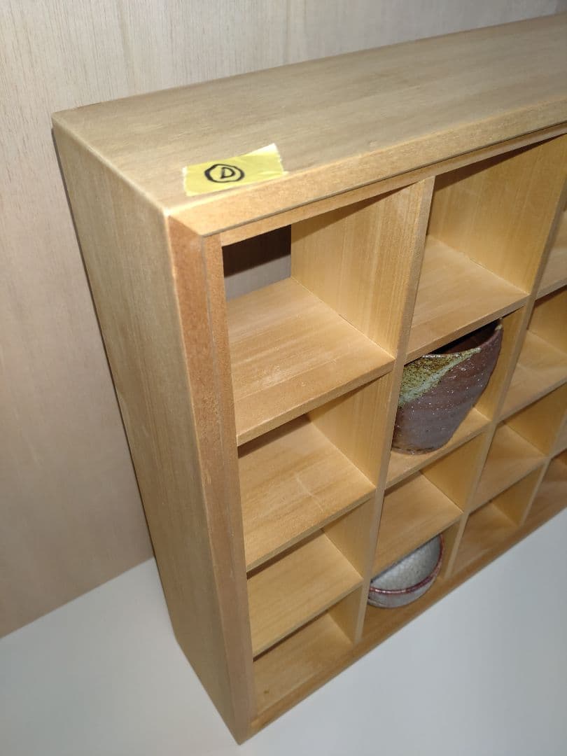 Ｄ 飾り棚　アガチス材　コレクションラック （ 蕎麦猪口 茶碗 骨董品 等に）