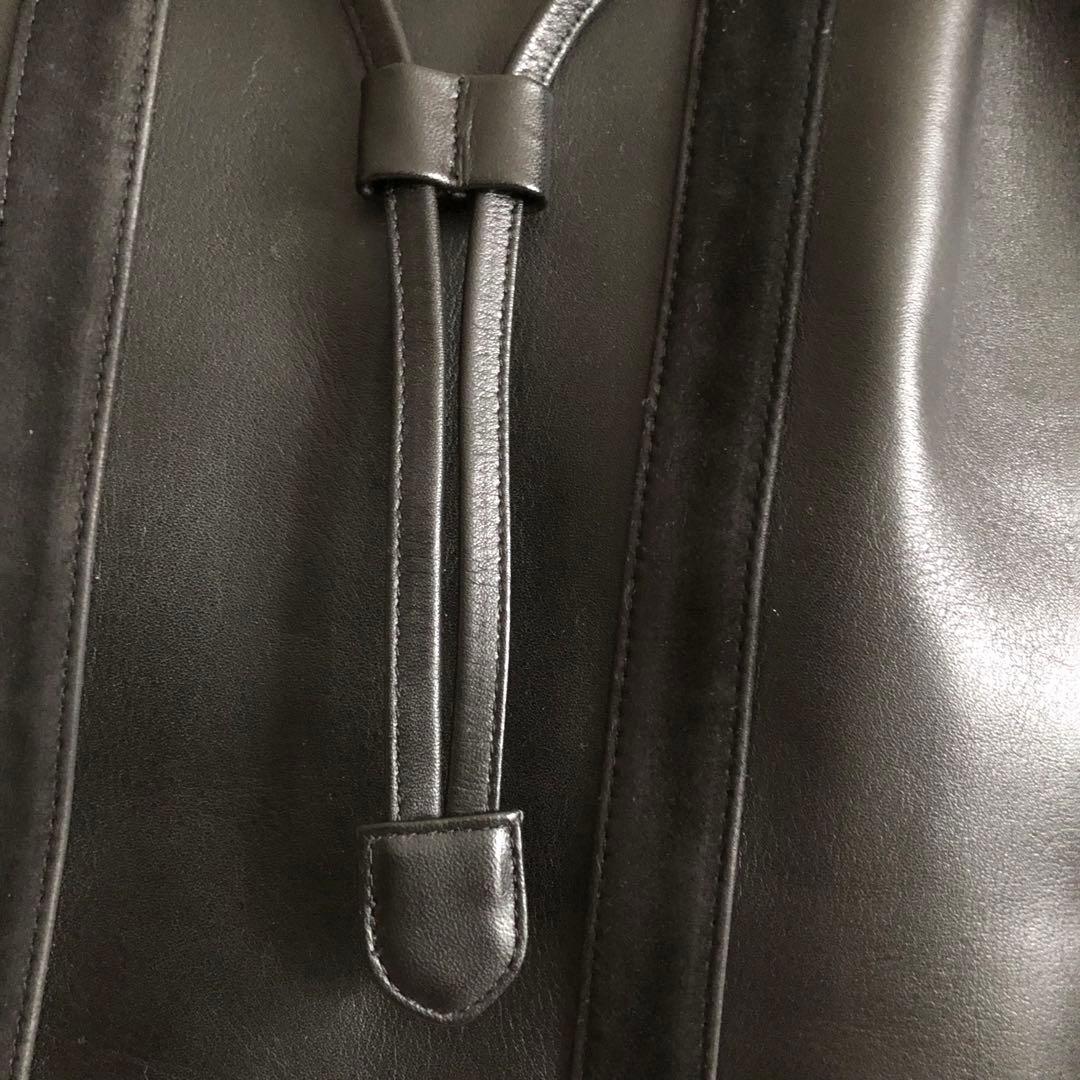 KIMIJIMA 黒いレザーバケットバッグ ゴールド金具付き 縦スエードデザイン