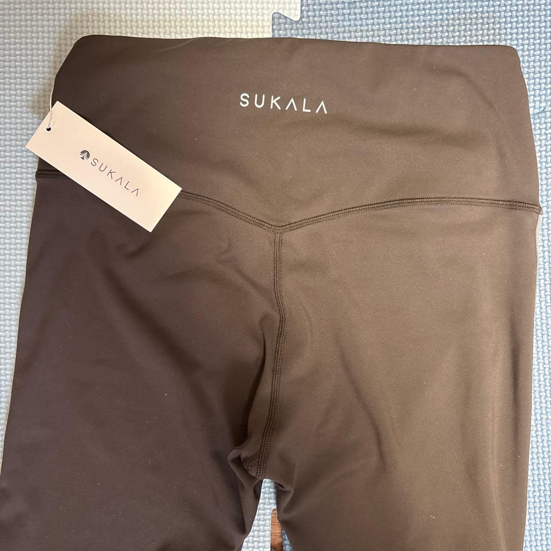 新品　未使用　SUKALA サイドロゴギャザーレギンス　Mサイズ　エスプレッソ