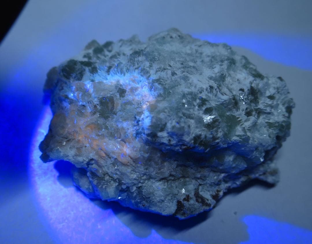 ターブッタイト ターブット石Tarbuttite 　蛍光鉱物　鉱物標本