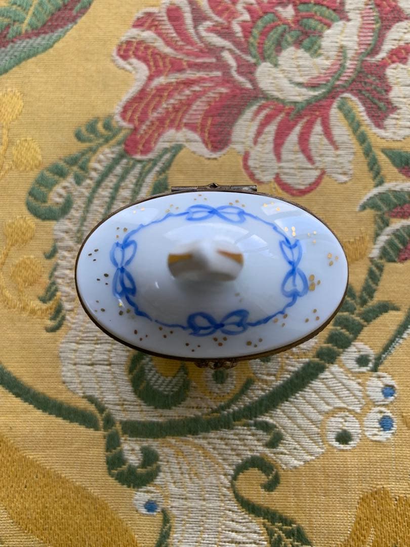 リモージュボックス　フランス製　可愛い花柄の小物入れの中に香水瓶が入ってる！