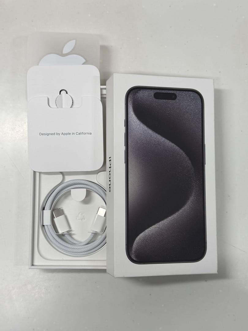 iPhone15Pro 256GB ブラックチタニウム　美品　オマケ多数あり