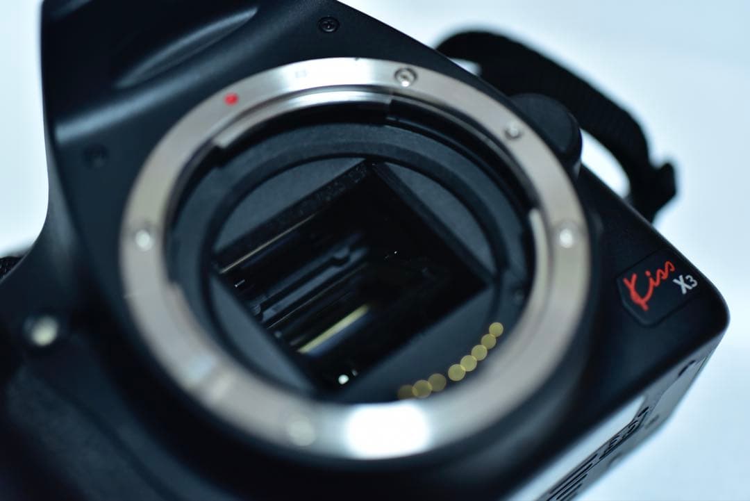 Canon EOS Kiss X3本体とバッテリーチャージャー