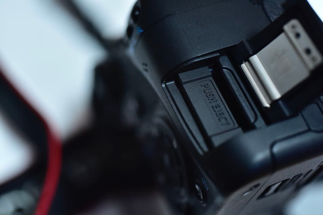 Canon EOS Kiss X3本体とバッテリーチャージャー