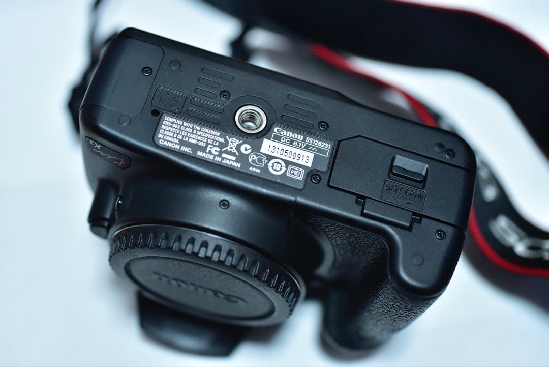 Canon EOS Kiss X3本体とバッテリーチャージャー