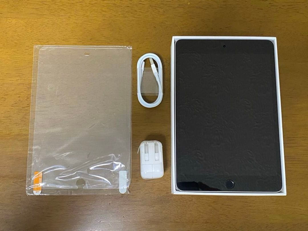 K*o様 iPad mini4 本体 充電器・USBケーブル付き