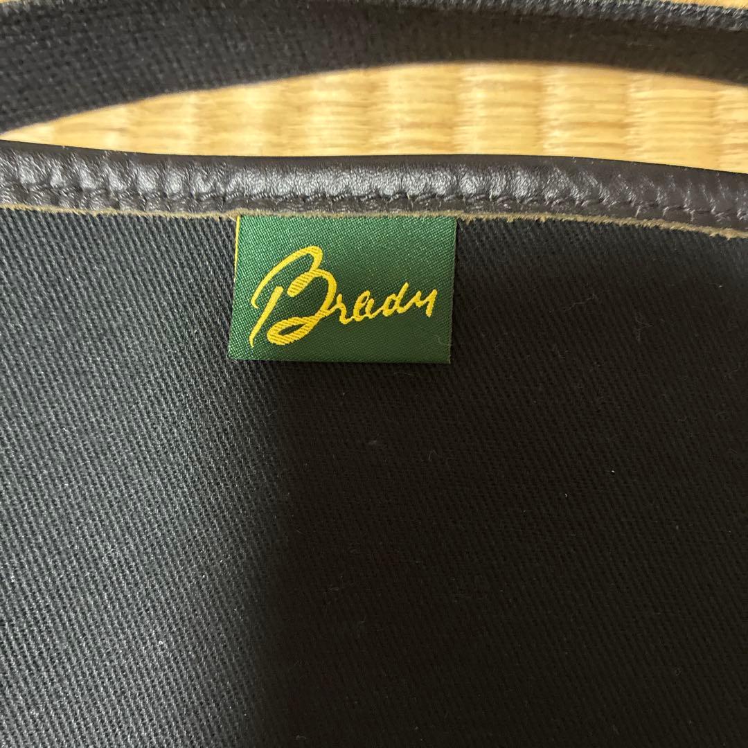 Brady ショルダーバッグ 黒