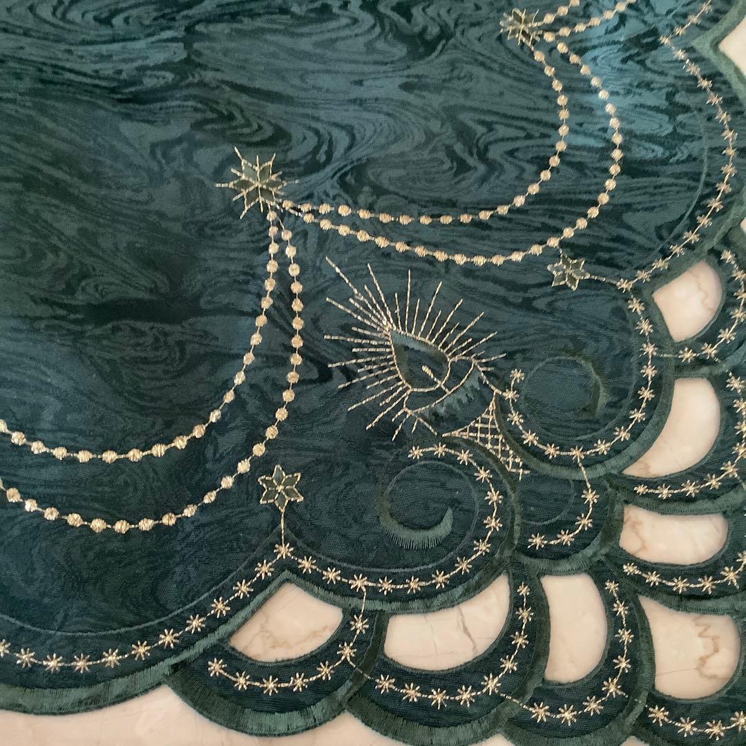 本場ドイツ製　上質な素材と作り、カットワークも美しいクリスマステーブルクロス