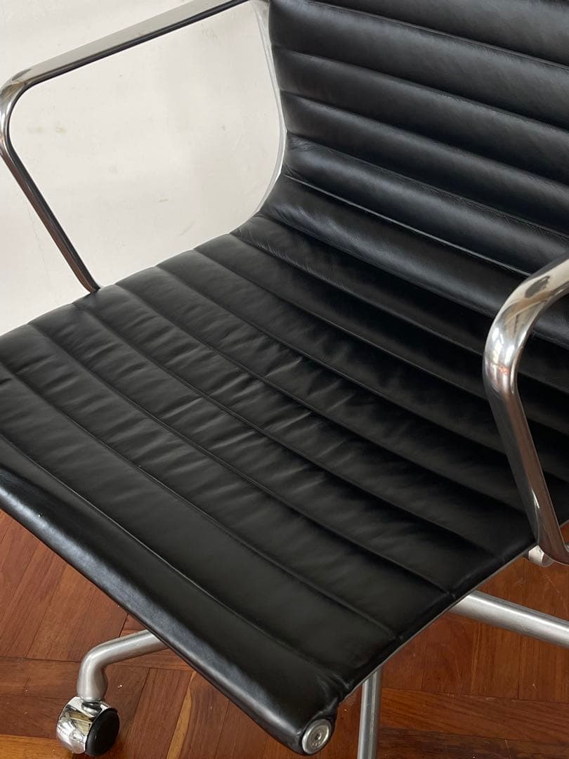 ハーマンミラー イームズ アルミナム チェア 50周年記念限定モデル