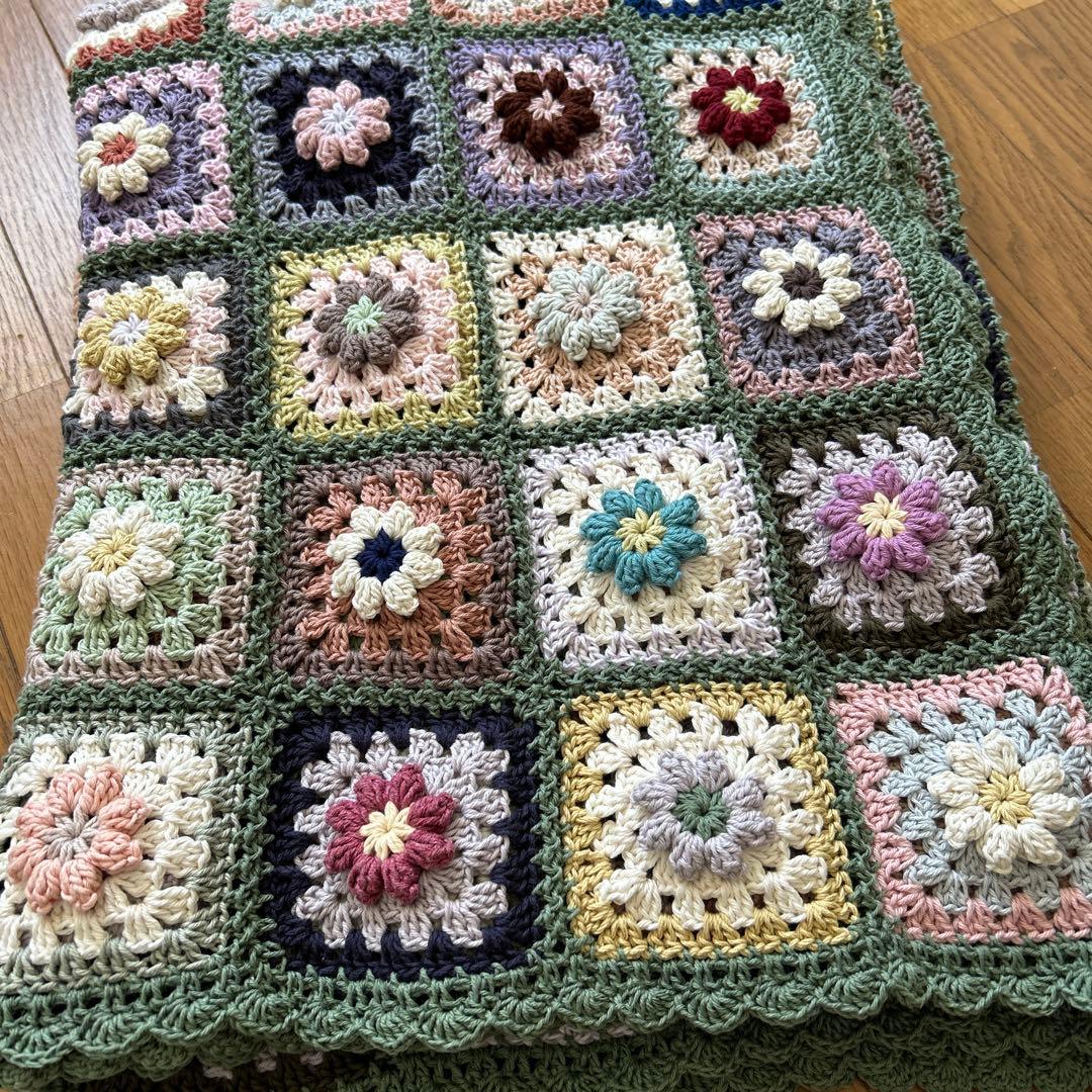 ぷっくり。お花のモチーフ編み マルチカバー 手編み ベッドカバー