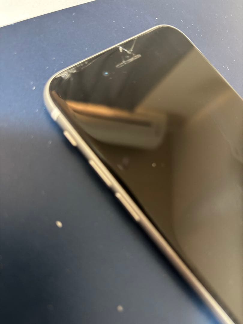 Apple iPhone SE ホワイト 本体　液晶上部画面割あり