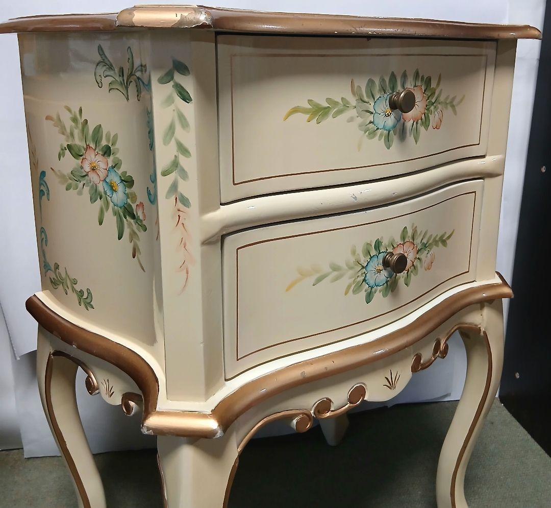 アンティーク猫脚花柄デザインのクリーム色キャビネット　サイドテーブル