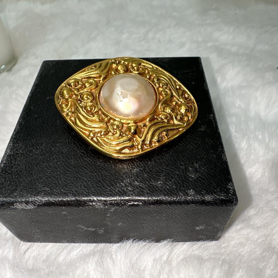 シャネル ブローチ　菱形 大粒　フェイクパール　イミテーションパール　カメリア