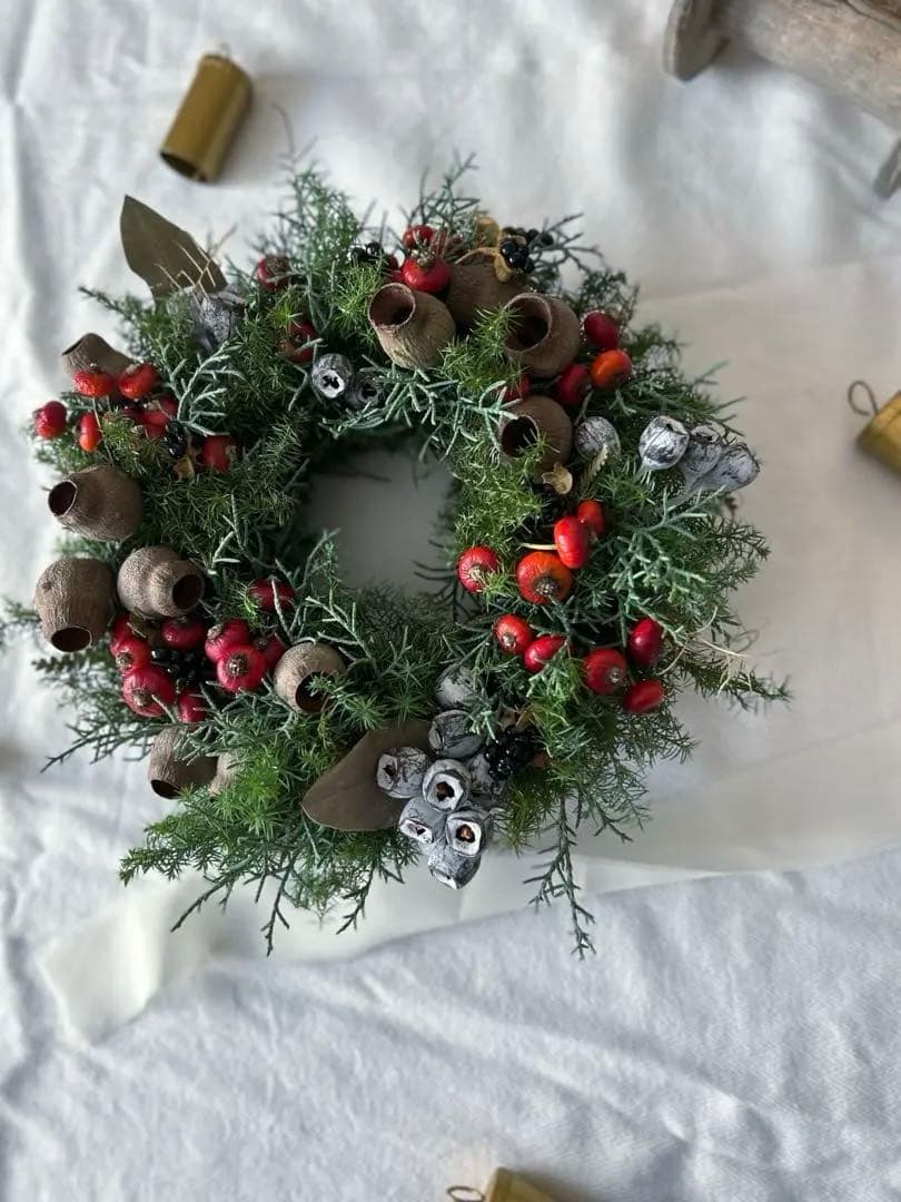 深い森の針葉樹香るたくさんの実物のリース