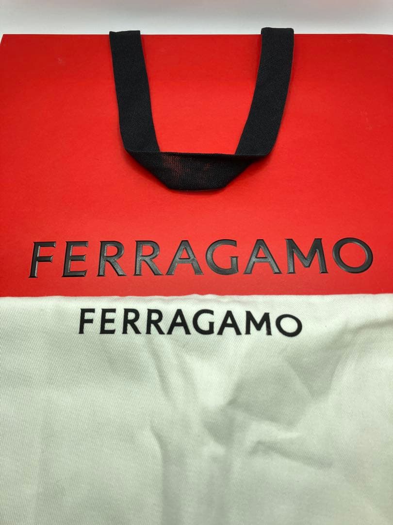 yu フェラガモ FERRAGAMO ショルダーバッグ 高級イタリアンレザ