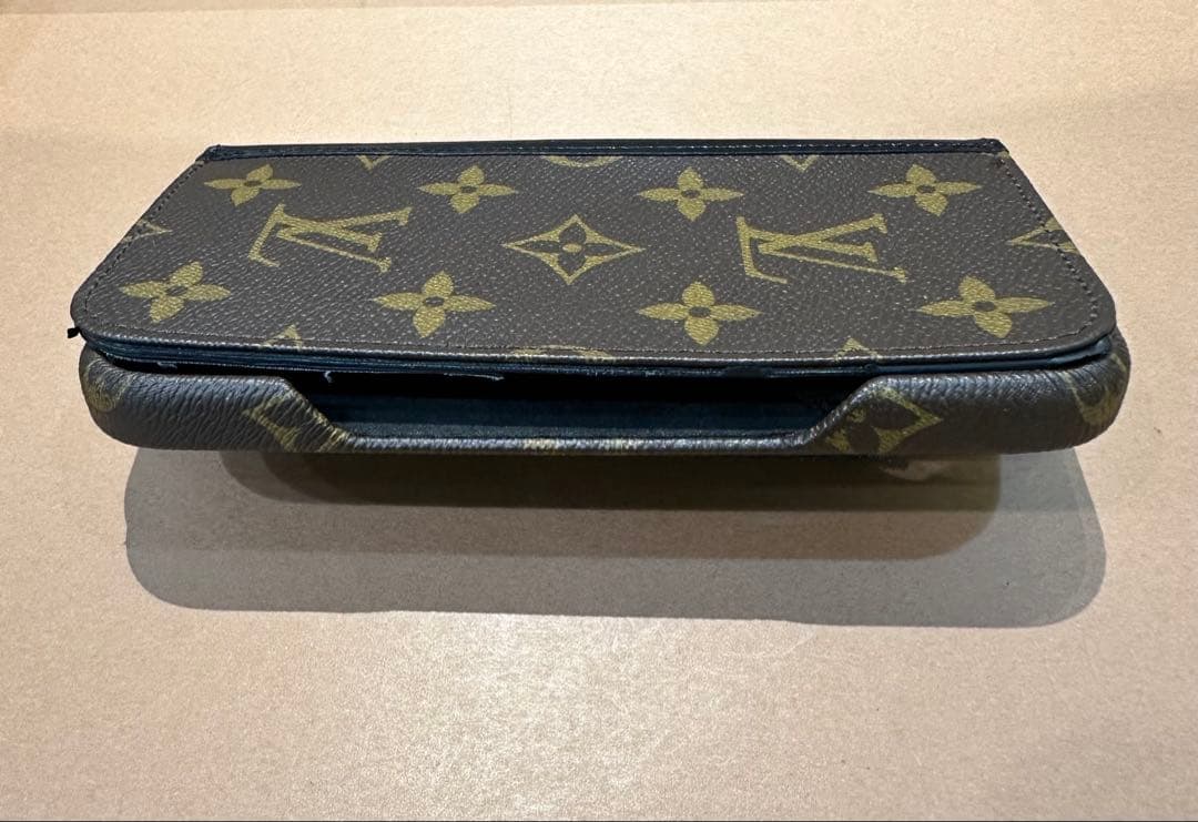 【中古美品】ルイ・ヴィトン iPhone15pro手帳型ケース　モノグラム