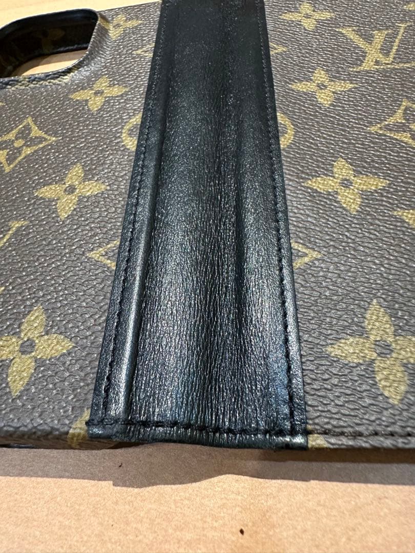 【中古美品】ルイ・ヴィトン iPhone15pro手帳型ケース　モノグラム