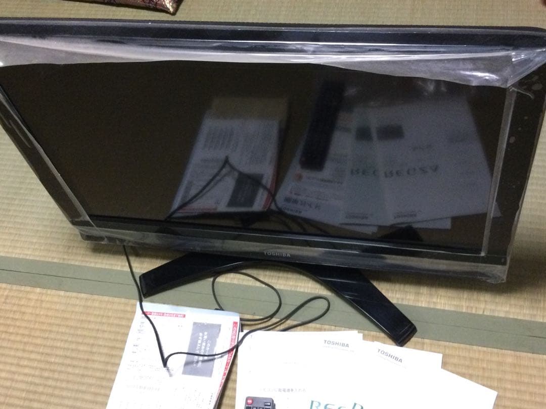 東芝　REGZA 32インチテレビ　(おまけつき☆)