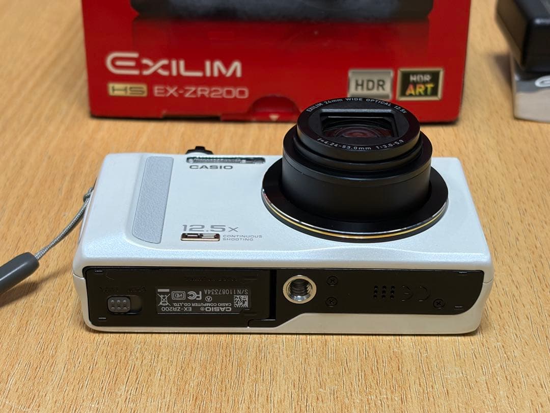 カシオ デジタルカメラ CASIO EXILIM EX-ZR200 ホワイト 箱