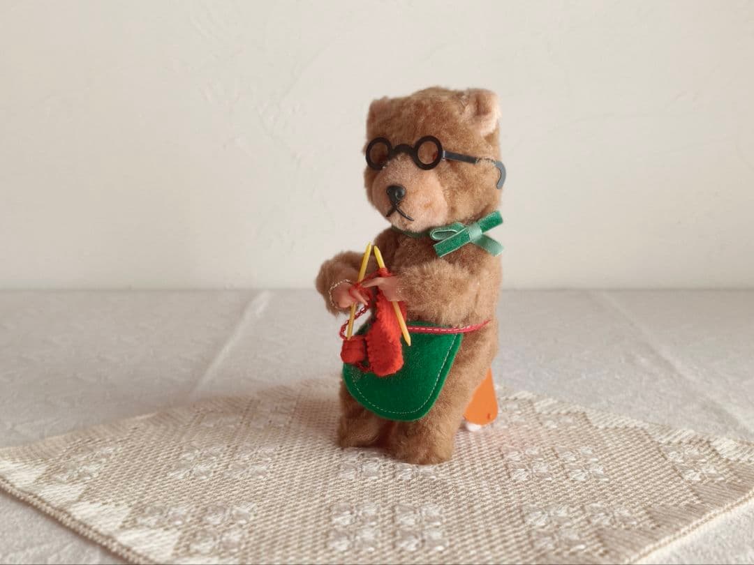 * vintage bear ❀ ゼンマイ仕掛けの 編み物 クマさん