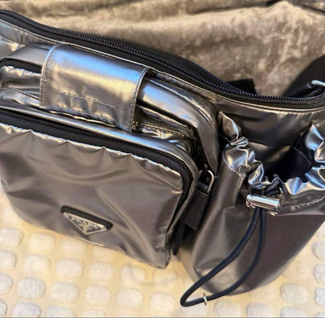 セールPRADA モンタナ ナイロン ボディバッグ シルバー