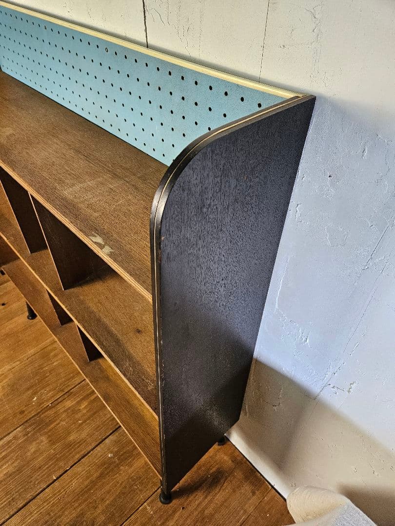 ジャパンヴィンテージ 昭和の古い飾り棚 ブックシェルフ 本棚 ラック 脚付き