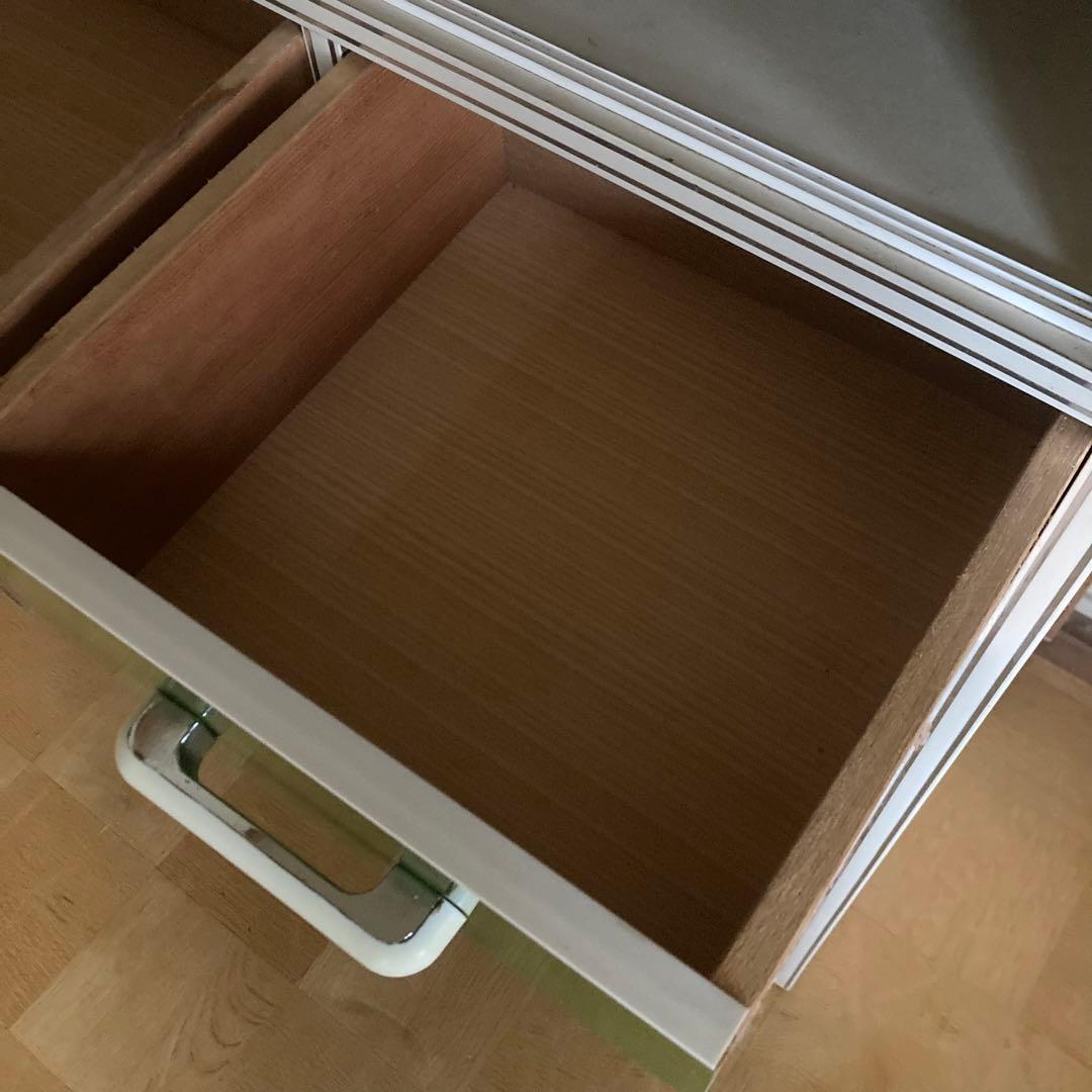 ガラス戸棚　飾り棚　食器棚　緑