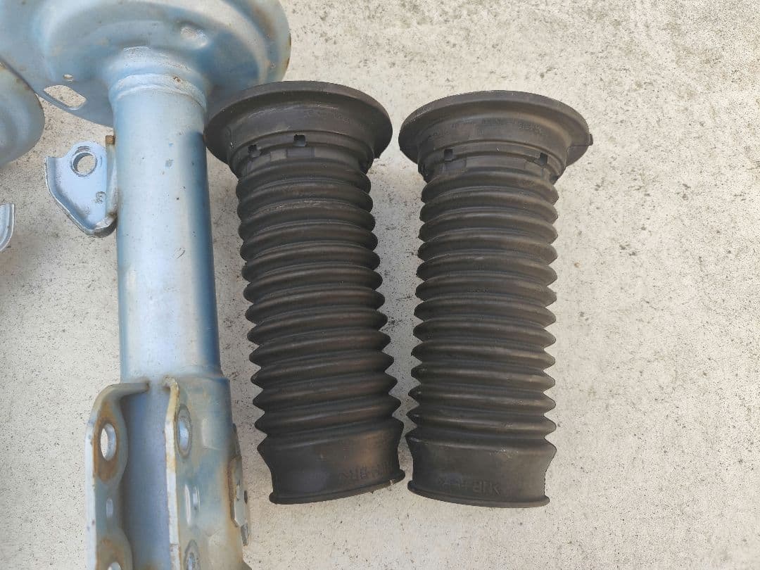 アクア　ヴィッツ　カヤバ　KYB　newSR　フロントショック　ダストブーツ付き