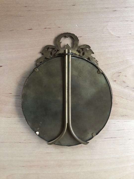 アンティークフォトフレーム　19世紀フランス製　丸型　女の子のイラスト付き