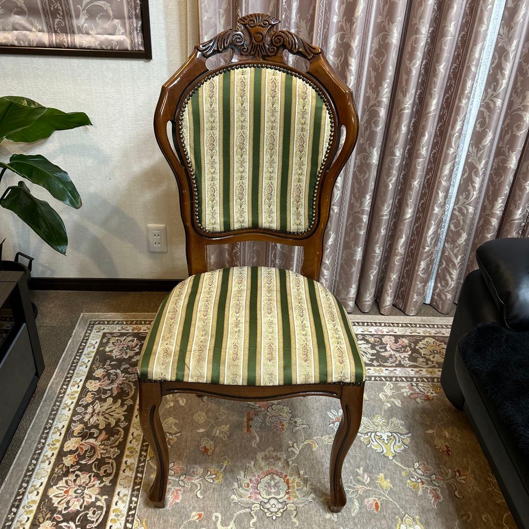 クラシックスタイルのダイニングチェア