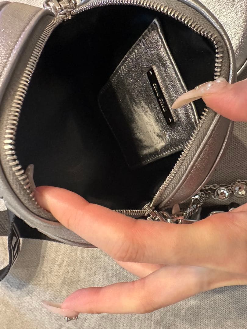 miu miu シルバー ボディバッグ