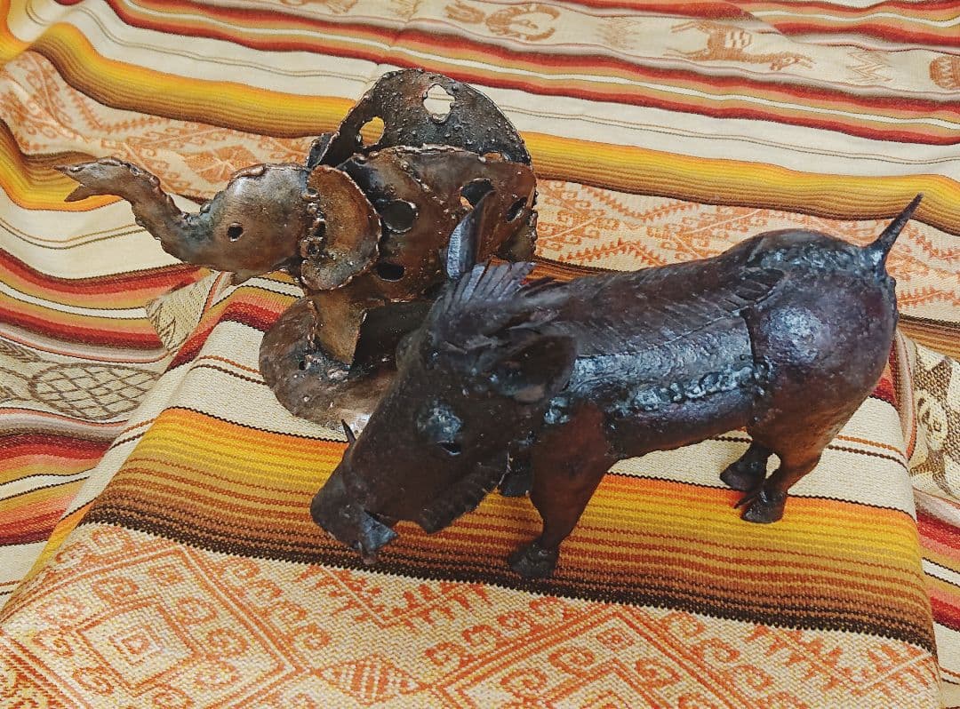 世界のお土産②　ジンバブエ　ブリキの民芸品　イノシシ　ゾウ　キャンドルスタンド