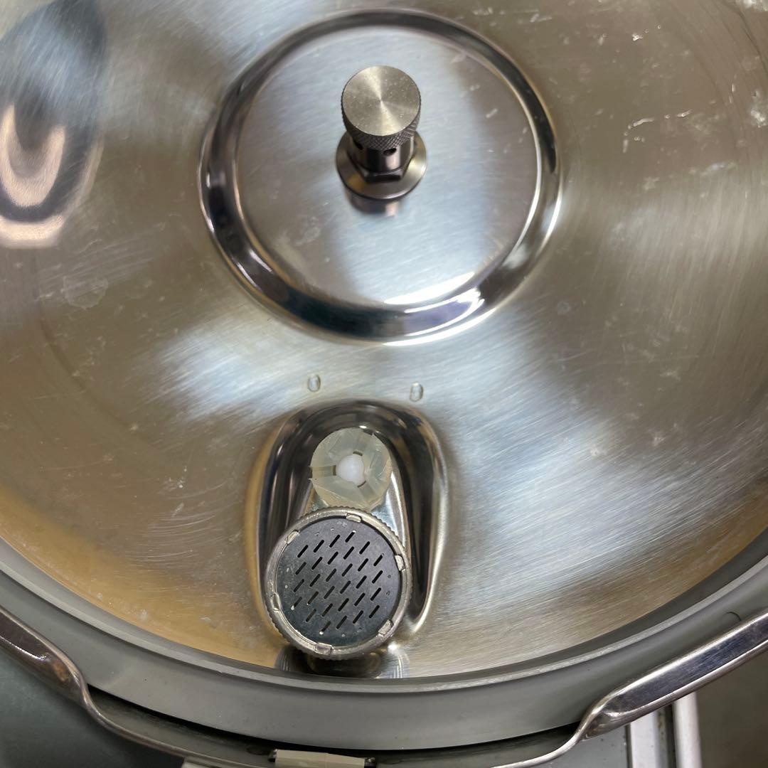 ステンレス圧力鍋 内径約20cm 安全弁付き　スペアリブなどの煮込は便利だ