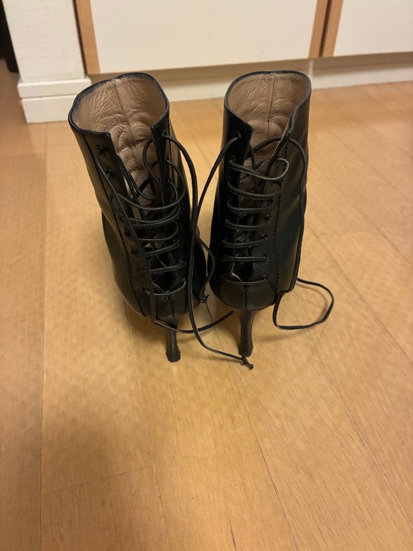 マノロブラニク　レースアップ ブラック ポインテッドトゥブーツ