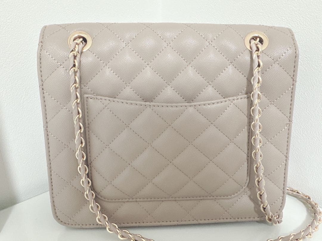 【美品】CHARLES & KEITH キルトチェーンストラップバッグ　ベージュ