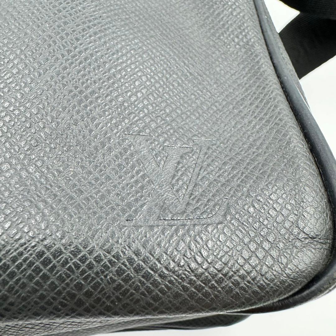 LOUIS VUITTON タイガ　メッセンジャーバッグ　ブラック　レザー