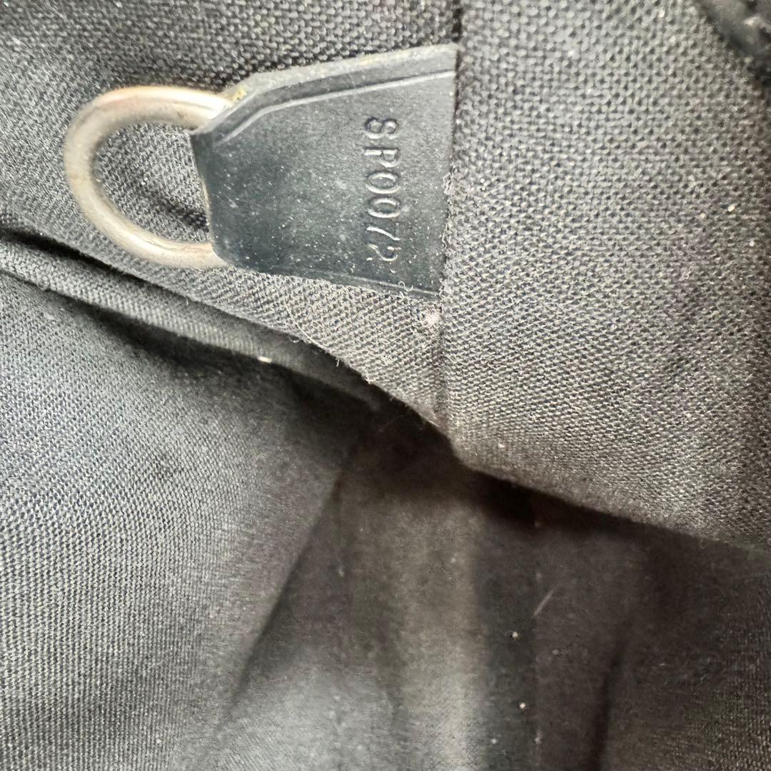 LOUIS VUITTON タイガ　メッセンジャーバッグ　ブラック　レザー