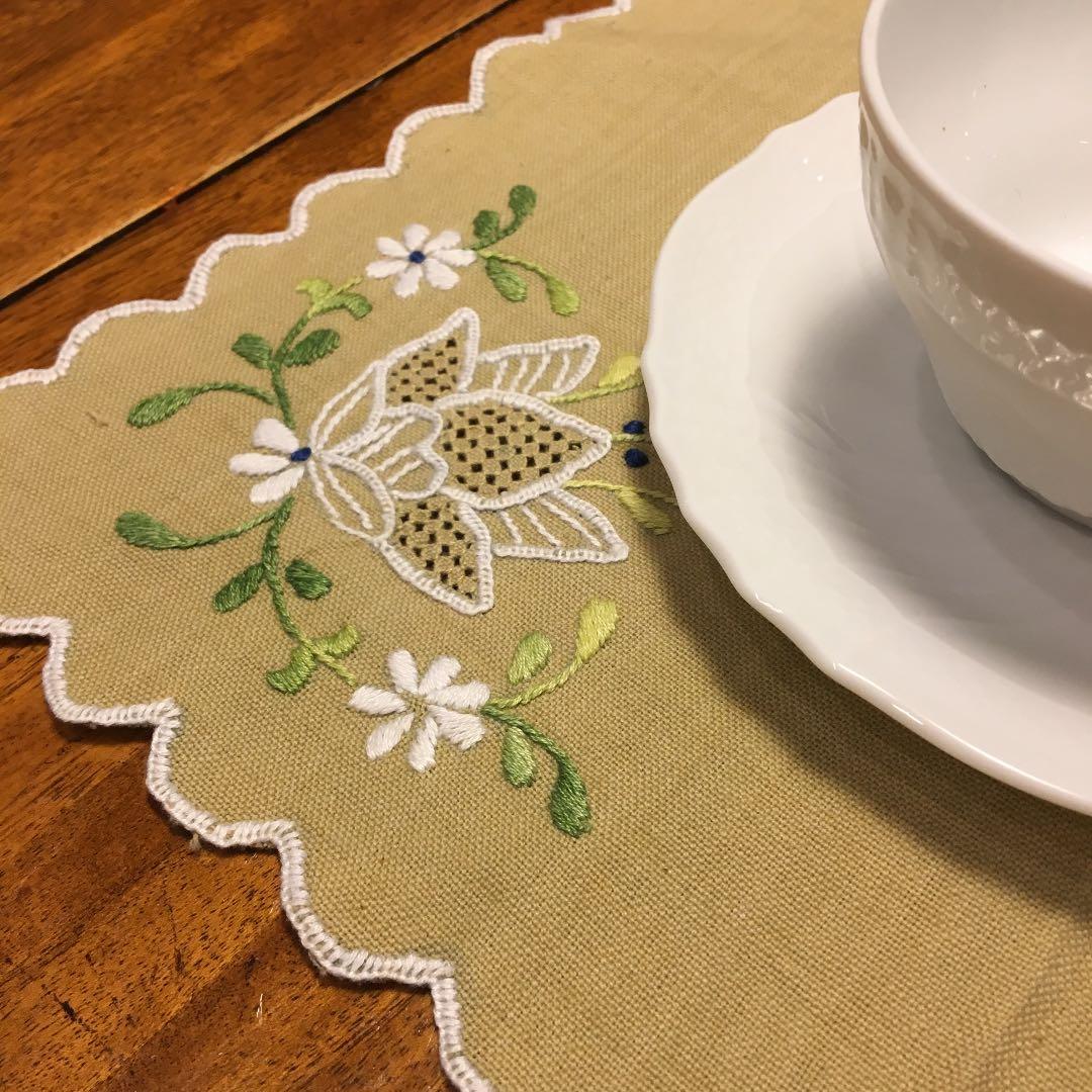 値下げしました!　ランチョンマット 手刺繍 リネン ティーマット