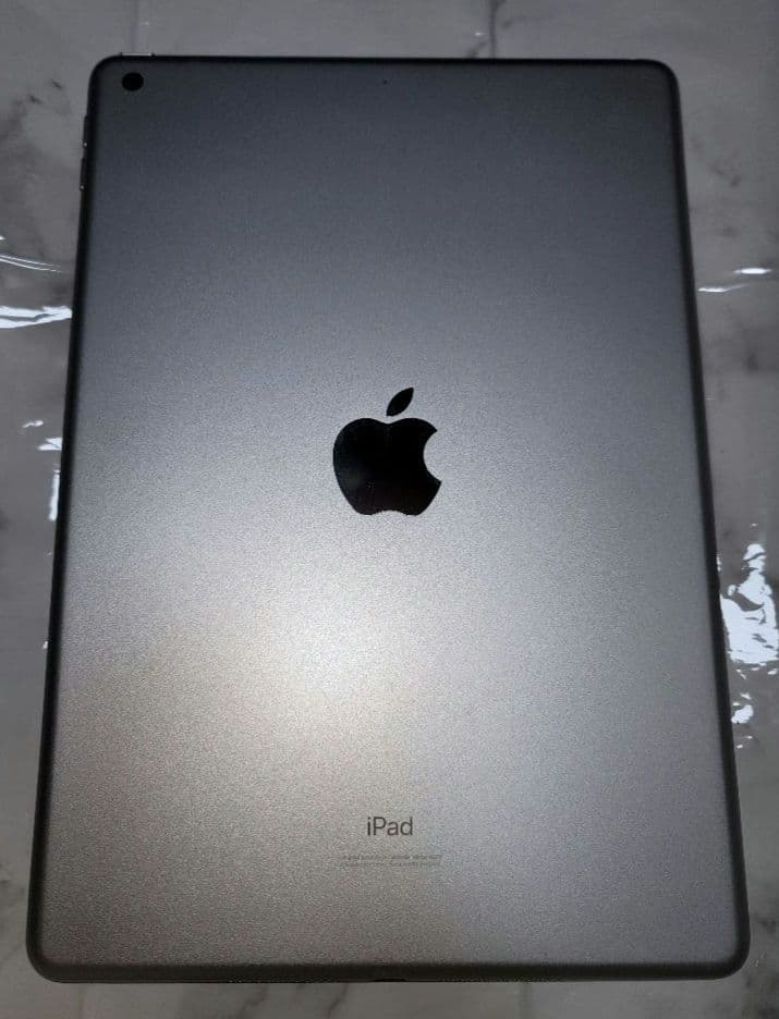 iPad 第８世代 32GB Wifi モデル　キーボードセット　本体