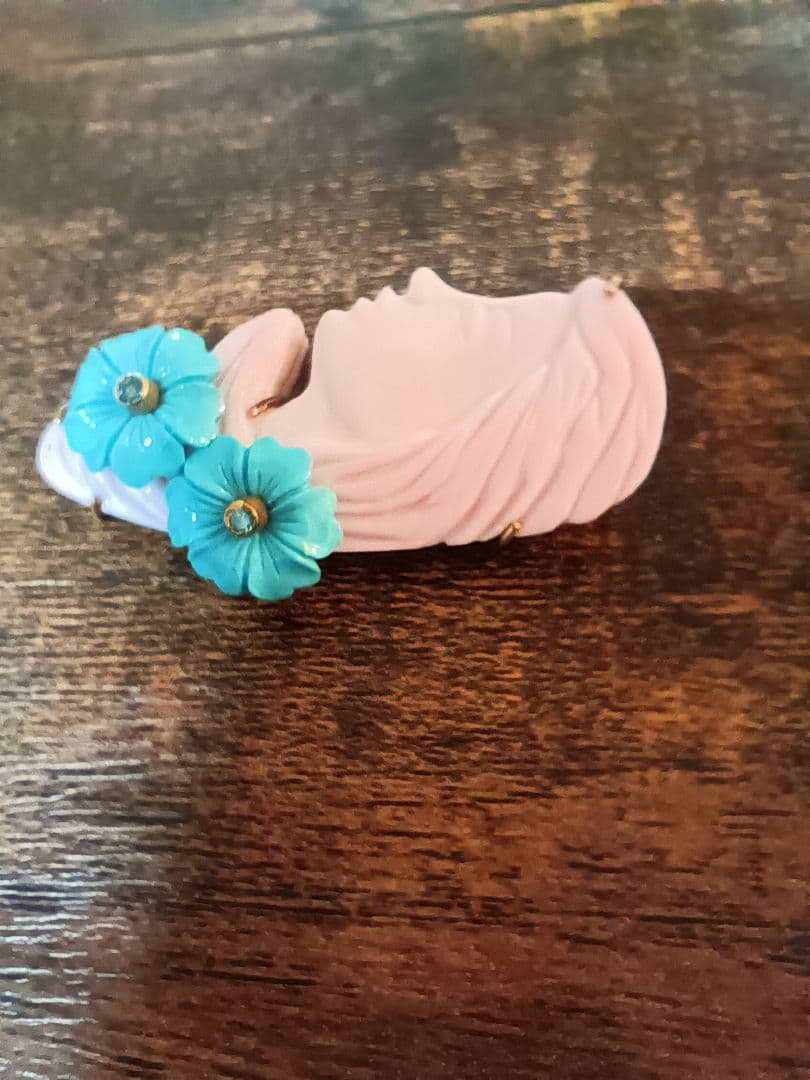 K18の女性横顔と花型ブルーストーン装飾ペンダント