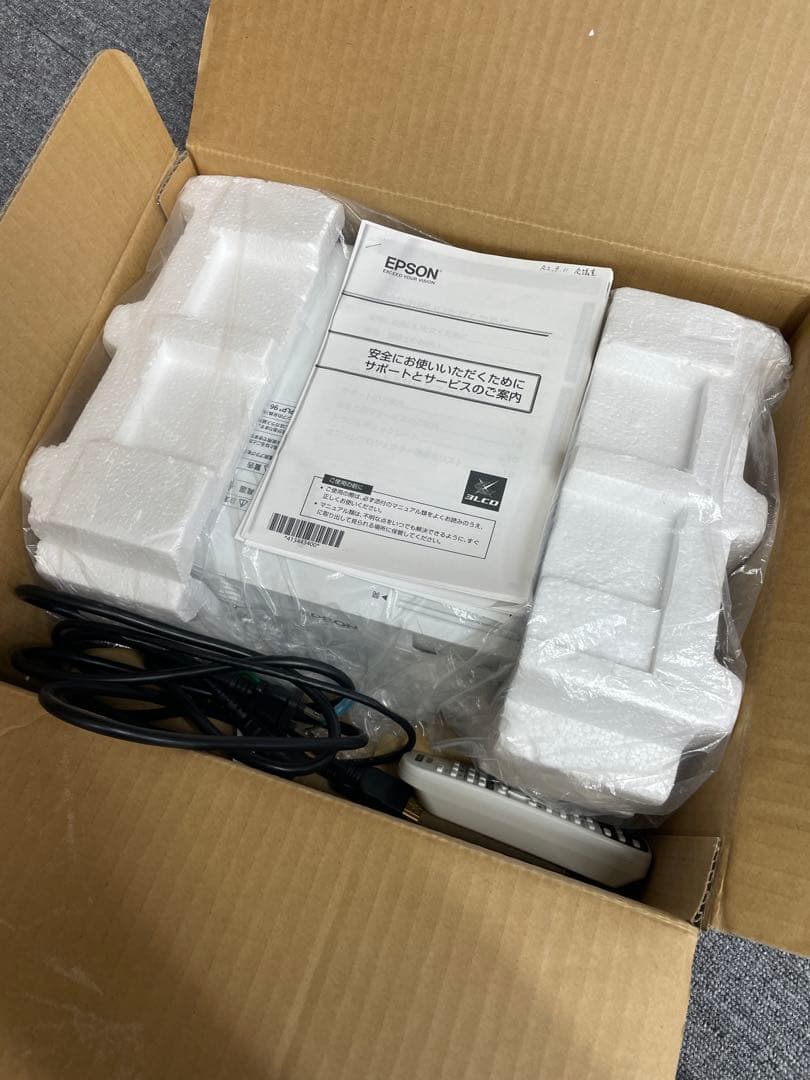 ⭐︎美品⭐︎EPSON プロジェクター EB-W05