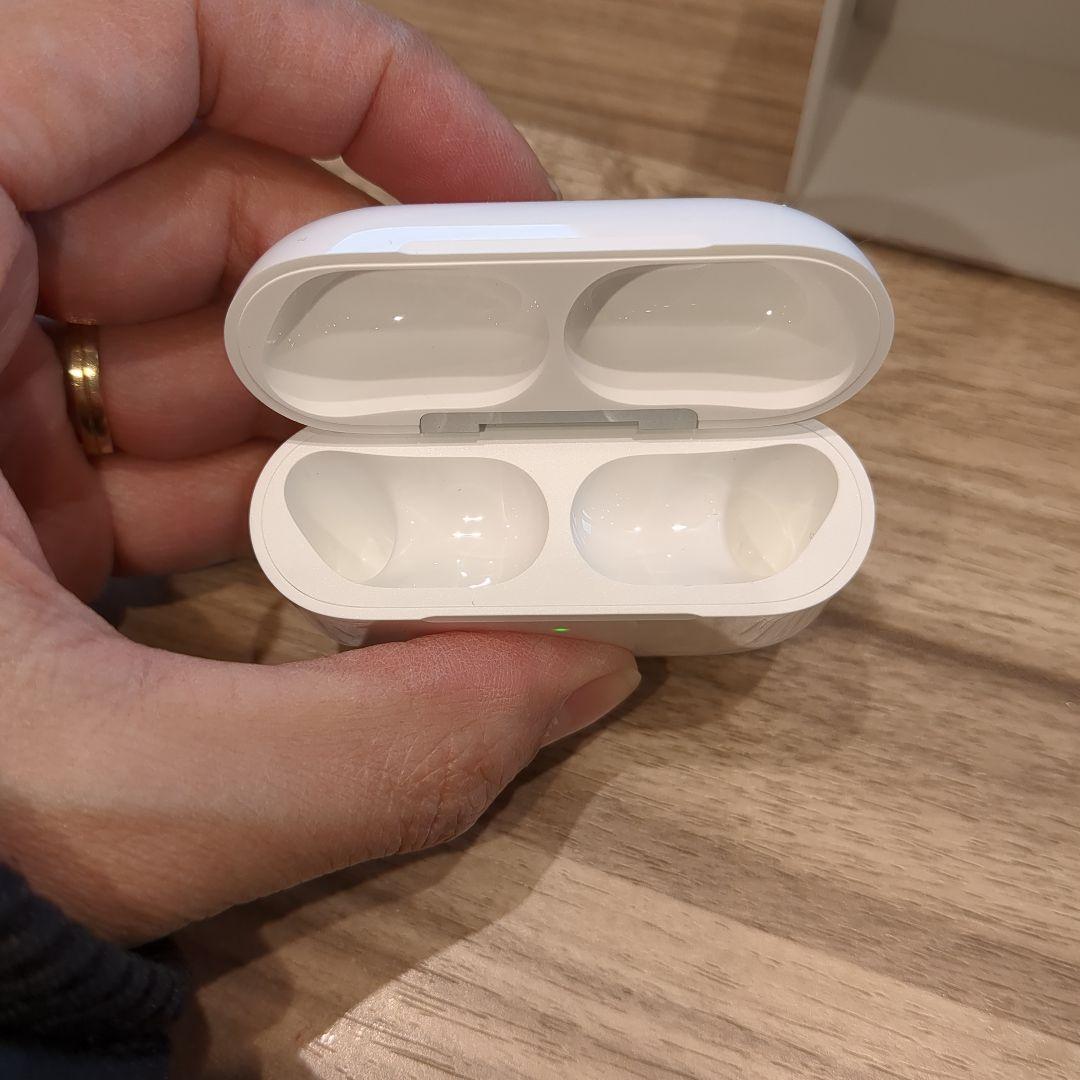 美品　Apple AirPods Pro 第3世代 充電ケース A3122 66
