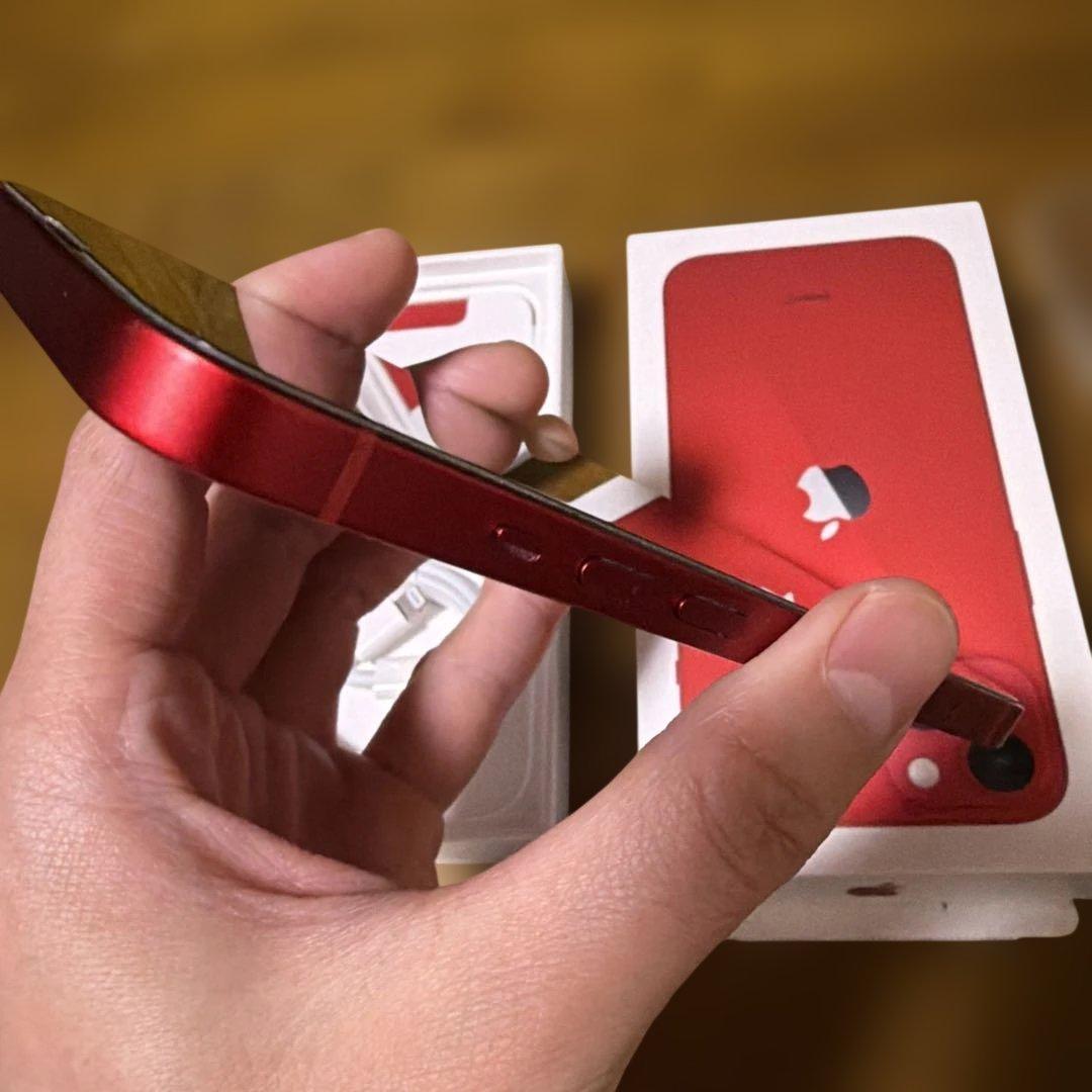iPhone 13 (RED) 本体と付属品 保護フィルムは購入時すぐ貼ったまま