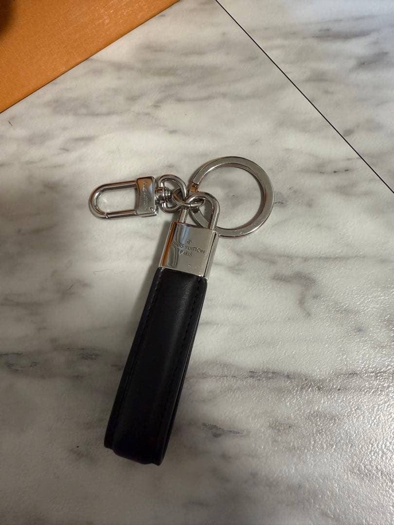 M00745 Louis Vuitton ブラックレザー キーホルダー
