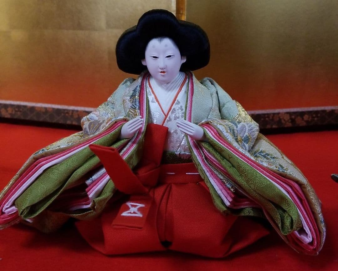 雛人形　三人官女　ベージュ地に花柄