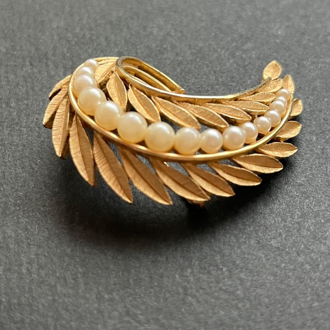 美品　CROWN TRIFARI パールとリーフのブローチ