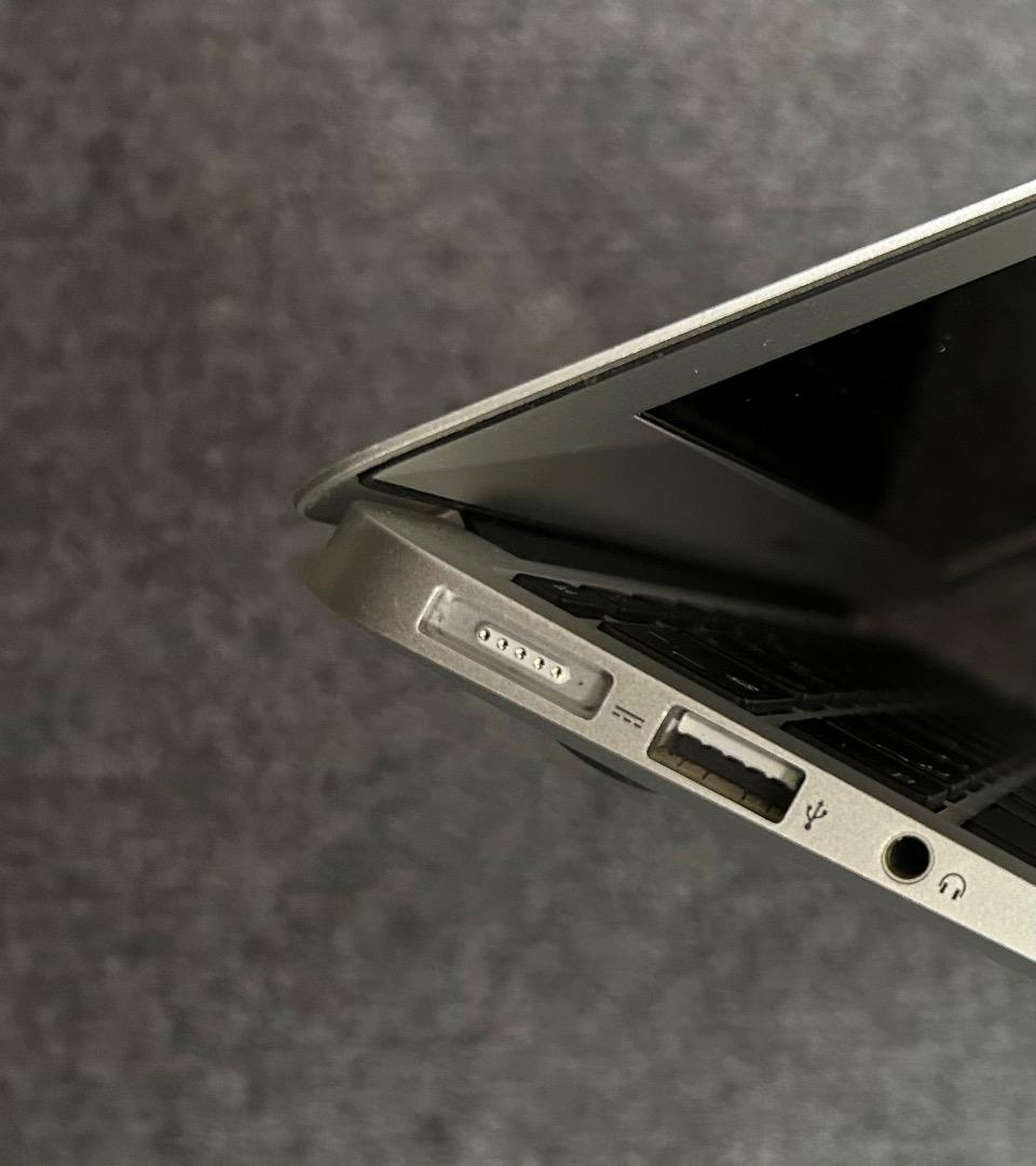 MacBook Air i7 8Gb 11インチ 新品1TbSSD 優良品ラスト